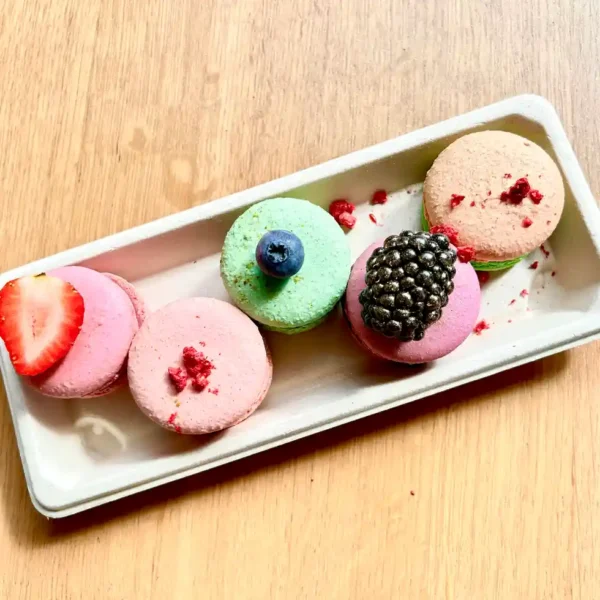 Suhkruroost karp macaroonide ja magustoitudega — biolagunev serveerimispakend